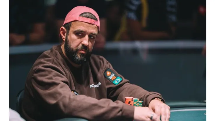André Akkari teve que se contentar com a segunda posição (Foto: Hayley Hochstetler/PokerNews)
