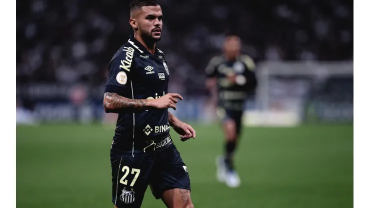 Auro em ação com a camisa do Santos (Foto: Ettore Chiereguini/AGIF)