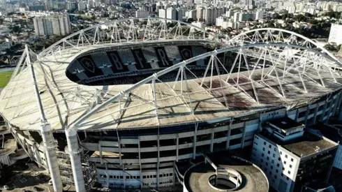 Foto: Thiago Ribeiro/AGIF | Ônibus foi apedrejado enquanto passava por um bar lotado por torcedores alvinegros