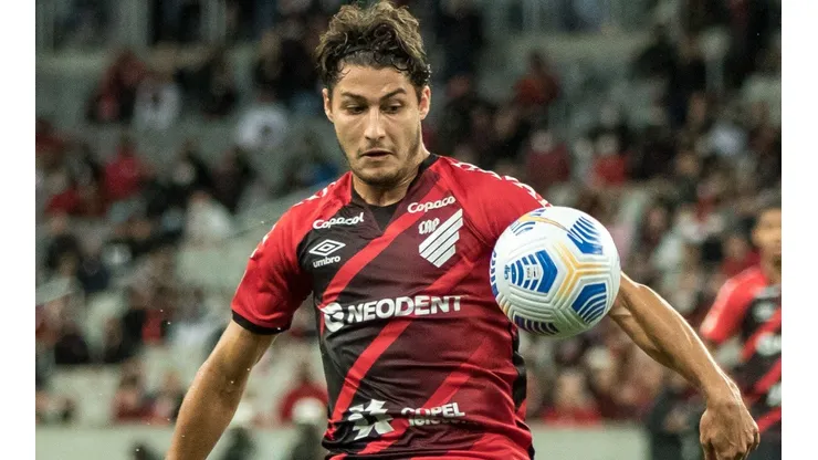 Dispensado pelo Furacão em abril, Marcinho foi anunciado em Clube europeu neste sábado (25)