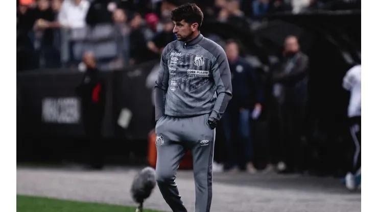 Ettore Chiereguini/AGIF/ "Mexeu com nosso orgulho"; Auxiliar do Santos revela conversa nos bastidores para enfrentar o Corinthians novamente.