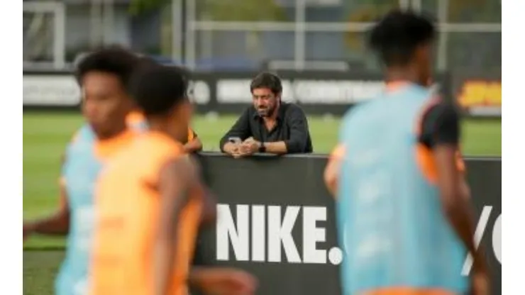 Duílio sai na frente e Flamengo vê Corinthians fazer proposta por volante do futebol europeu