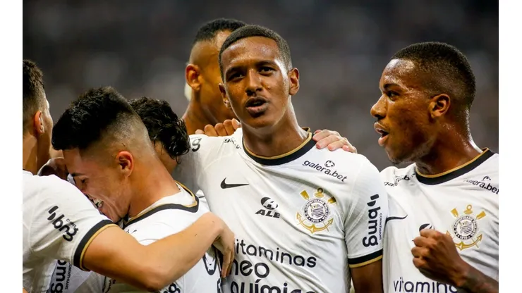 Foto: Rodrigo Coca/Ag. Corinthians - Robert Renan (ao centro) deve ser titular da zaga do Timão contra o Santos