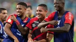 Foto: Gil Gomes/AGIF - Vitor Roque (ao meio) será titular junto de Rômulo e Pedrinho na frente diante do Bragantino