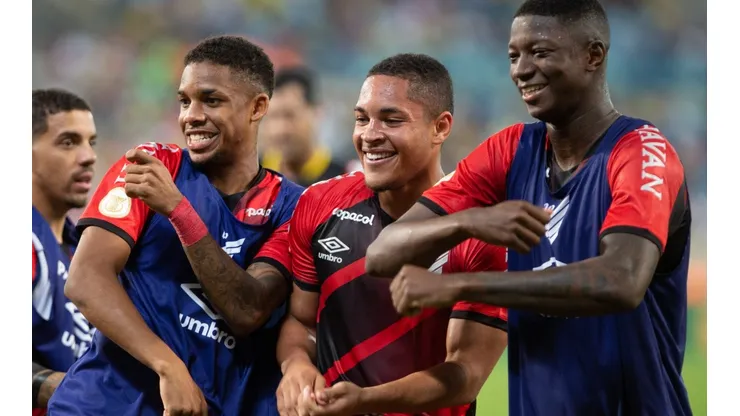 Foto: Gil Gomes/AGIF - Vitor Roque (ao meio) será titular junto de Rômulo e Pedrinho na frente diante do Bragantino