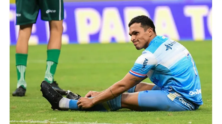 Foto: Kely Pereira/AGIF - Robson sofreu grave lesão no ligamento do joelho e vai desfalcar Fortaleza