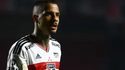 Marcello Zambrana/AGIF - Diego Costa se envolve em lance polêmico com Wesley.