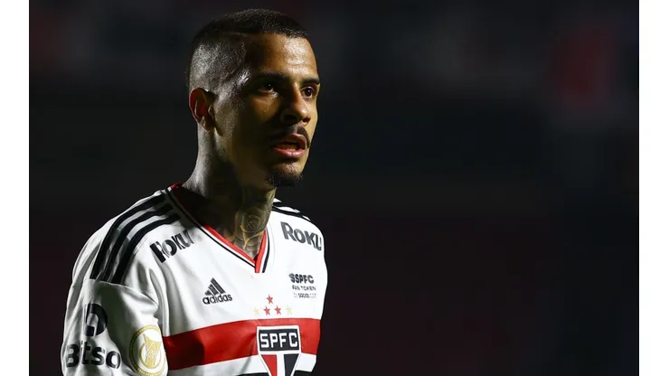 Marcello Zambrana/AGIF - Diego Costa se envolve em lance polêmico com Wesley.