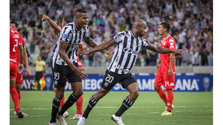 Foto: Lucas Emanuel/AGIF - Wescley (à direita) deve sair do Ceará ao final do mês sem deixar saudade