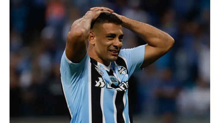 Foto: Maxi Franzoi/AGIF | #9 emprestado pelo Grêmio é colocado no páreo de Diego Souza