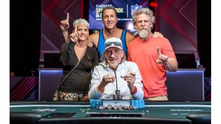 David Perry conquistou o primeiro bracelete dele (Foto: Rachel Kay Miller/PokerNews)