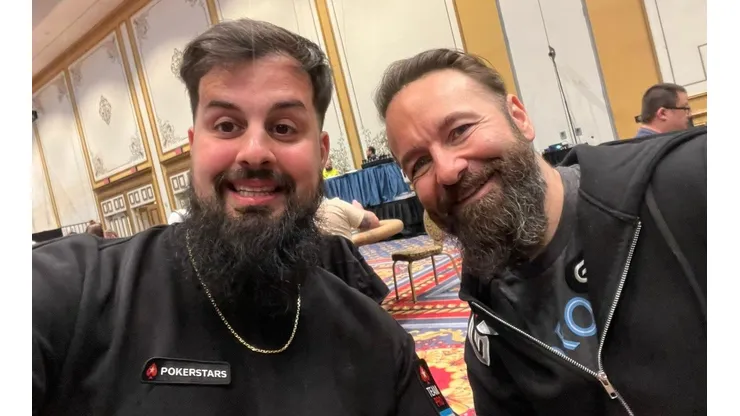Alejandro Lococo "Papo MC" ao lado de Daniel Negreanu na WSOP (Foto: Reprodução Twitter oficial Alejandro Lococo)