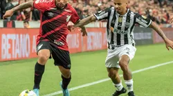 Marlos em ação diante do Atlético-MG; meia esteve em poucos jogos do Furacão e pode ser negociado