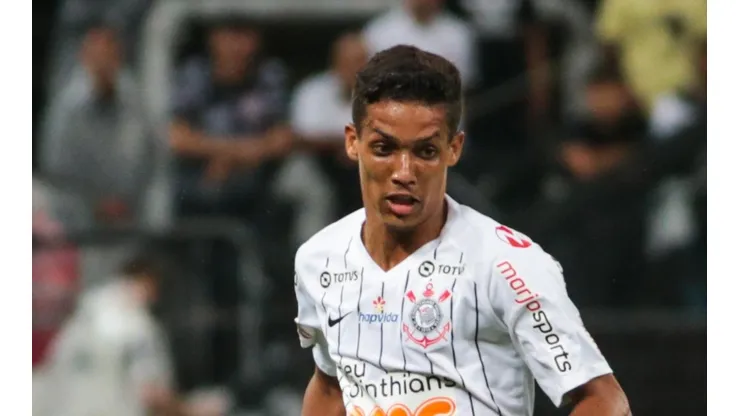 Pedrinho deve chegar ao Atlético-MG (Foto: Marcello Zambrana/AGIF)