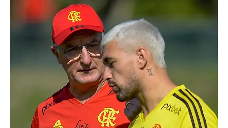 - Dorival ao lado de Arrascaeta