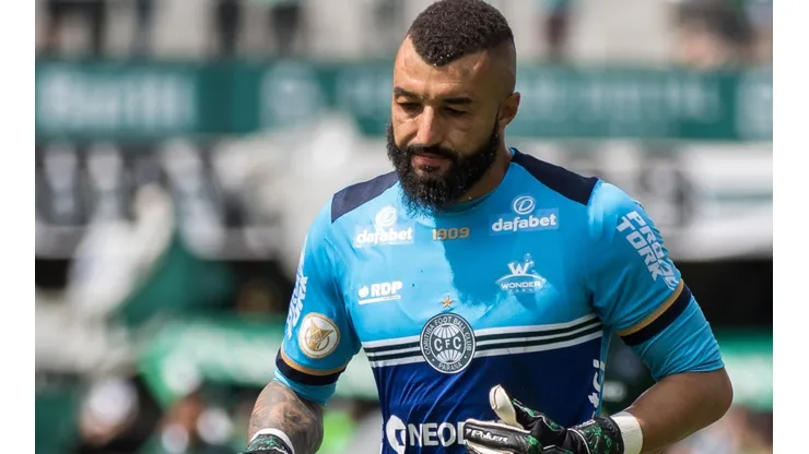 Foto: Robson Mafra/AGIF - Alex Muralha: futuro indefinido no Coritiba