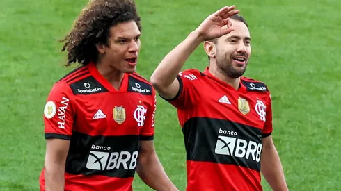 Foto: Marcello Zambrana/AGIF - Arão (à esquerda) tem convite de Jorge Jesus para defender o Fenerbahçe, diz jornal turco