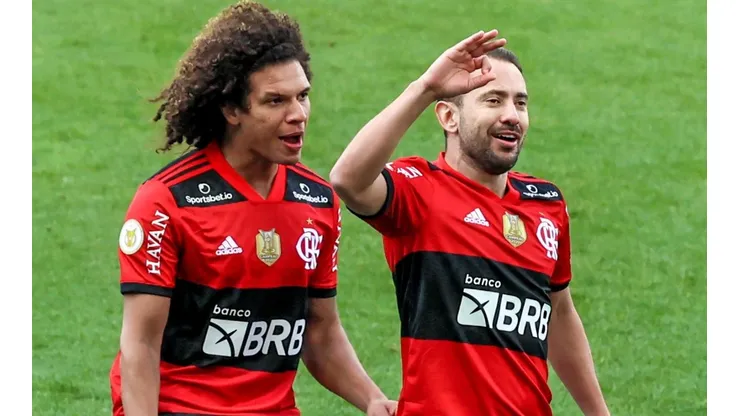 Foto: Marcello Zambrana/AGIF - Arão (à esquerda) tem convite de Jorge Jesus para defender o Fenerbahçe, diz jornal turco