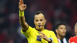 Comentarista pede punição para Sávio Pereira Sampaio e equipe do VAR: “Como teve coragem”