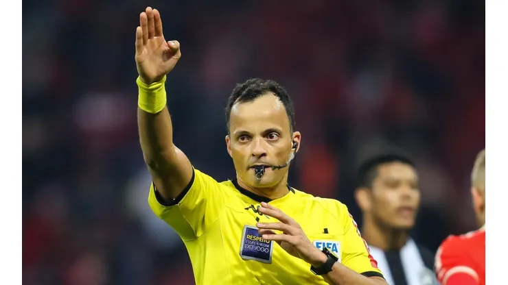 Comentarista pede punição para Sávio Pereira Sampaio e equipe do VAR: “Como teve coragem”