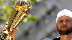 Thearon W. Henderson/Getty Images - Curry com sua taça