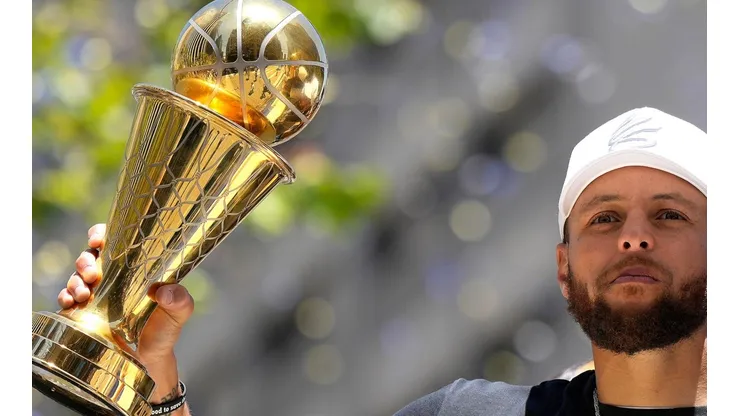 Thearon W. Henderson/Getty Images - Curry com sua taça