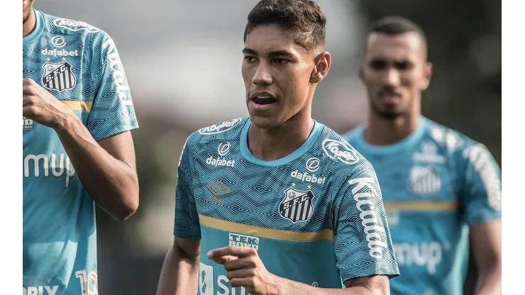 Foto: Ivan Storti/Santos FC - Balieiro (foto) tem treinado separado no CT Rei Pelé e mal tem tido chances com Bustos; Robson Reis, a mesma situação