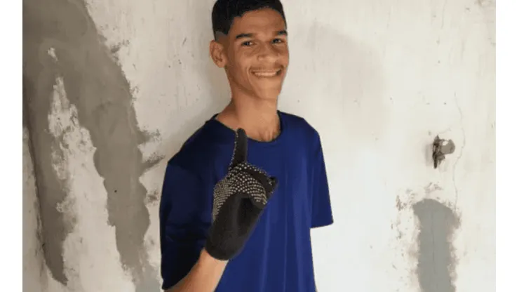 Foto: Divulgação/Twitter | Luva de Pedreiro fez sucesso inclusive entre famosos jogadores de futebol