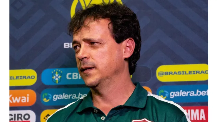 Foto: Fernando Moreno/AGIF - Diniz ganha reforço para a partida diante do Avaí