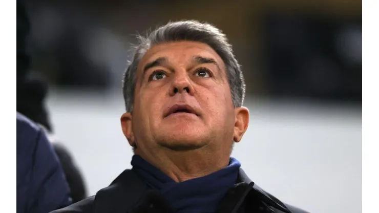 "Temos que ajudá-lo" ; Laporta 'cobra' apoio da torcida do Barcelona com drama vivido por defensor