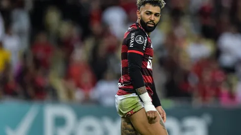 Thiago Ribeiro/AGIF - Gabigol é ofuscado por zagueiro do Palmeiras