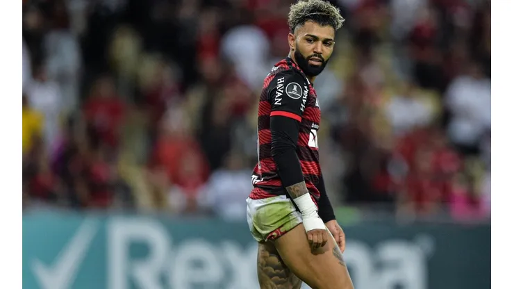 Thiago Ribeiro/AGIF - Gabigol é ofuscado por zagueiro do Palmeiras