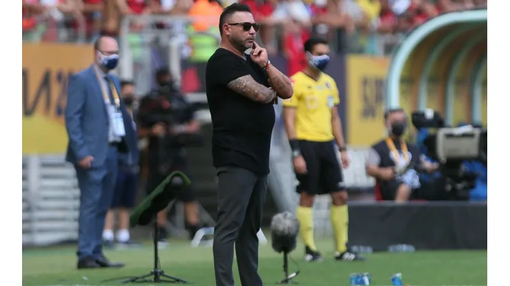 "R$ 600 mil"; possível substituto de Turco tem salário revelado e diretoria do Atlético é informada