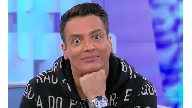Léo Dias é jornalista de famosos (Foto: Reprodução/SBT)
