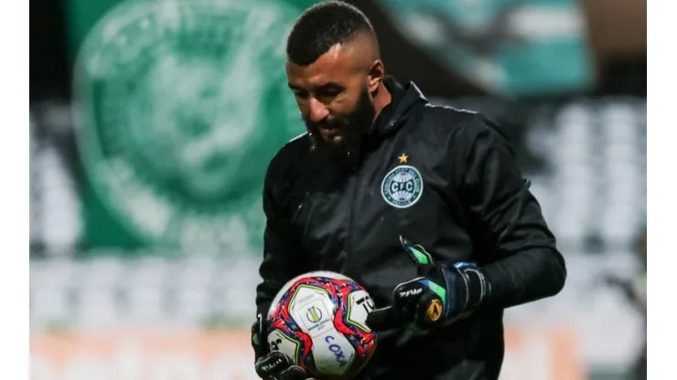 Foto: Robson Mafra/AGIF - Alex Muralha: pode perder posição no Coritiba em clássico