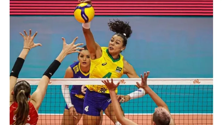 Carol ataca para o Brasil contra a Turquia — Foto: Wander Roberto/Inovafoto/CBV