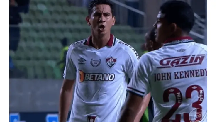 Foto: Reprodução/TV Globo - Ganso e John Kennedy: meia cobrou o jovem atacante do Fluminense após chance perdida