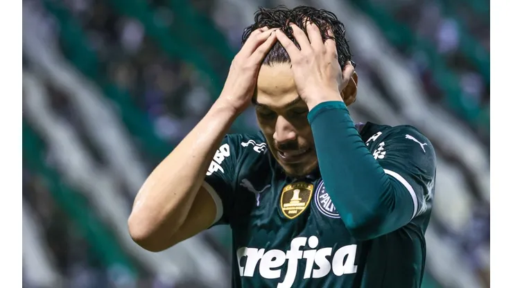 Raphael Veiga com a camisa do Palmeiras (Foto: Marcello Zambrana/AGIF)