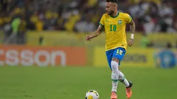 Neymar em ação com a camisa da Seleção Brasileira (Foto: Thiago Ribeiro/AGIF)