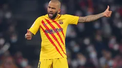 Daniel Alves com a camisa do Barcelona (Foto: Getty Images)