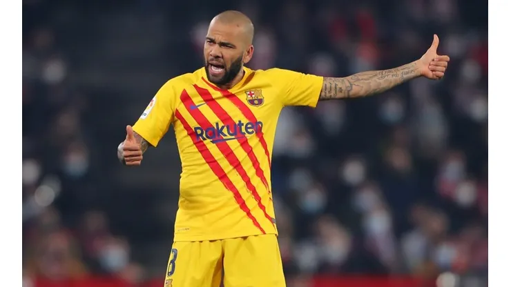 Daniel Alves com a camisa do Barcelona (Foto: Getty Images)