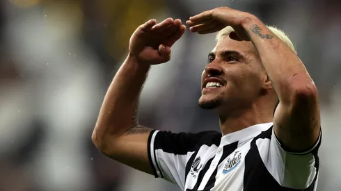 Foto: Ian MacN/Getty Images - Bruno Guimarães faz parte do elenco do Newcastle, que vai atrás de Ângelo, do Santos