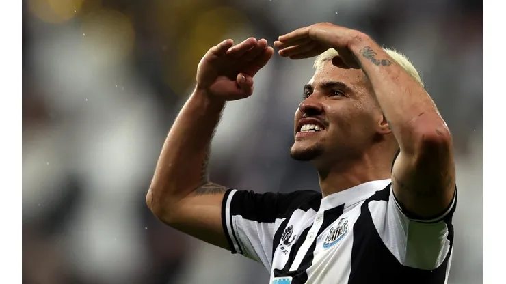 Foto: Ian MacN/Getty Images - Bruno Guimarães faz parte do elenco do Newcastle, que vai atrás de Ângelo, do Santos