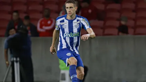 Foto: Maxi Franzoi/AGIF - Arthur Chaves deve ganhar companheiro na defesa do Avaí