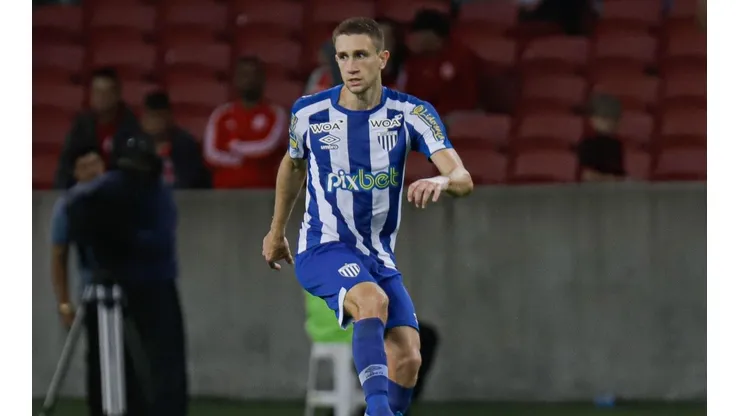 Foto: Maxi Franzoi/AGIF - Arthur Chaves deve ganhar companheiro na defesa do Avaí