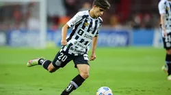 Gabriel Pirani com a camisa do Santos (Foto: Pedro H. Tesch/AGIF)