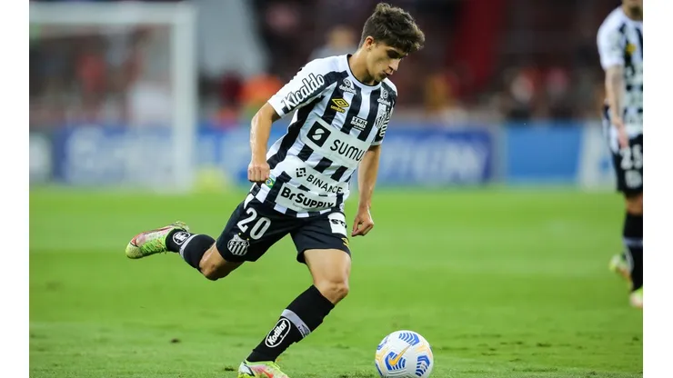 Gabriel Pirani com a camisa do Santos (Foto: Pedro H. Tesch/AGIF)