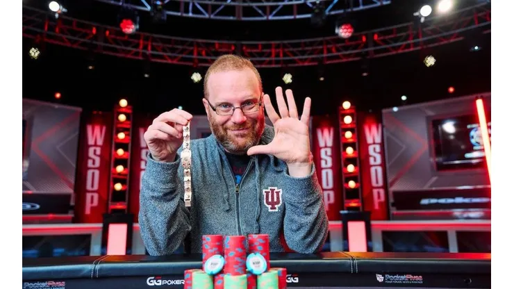 Adam Friedman ganhou o quinto bracelete na carreira (Foto: Divulgação/PokerGO)