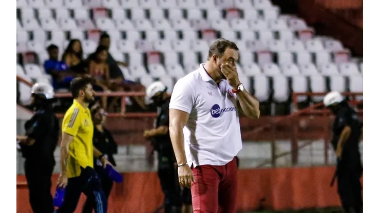Foto: Rafael Vieira/AGIF | Roberto Fernandes vai precisar lidar com ausência de jogador mais vitorioso do elenco
