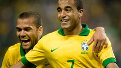 Lucas Moura ao lado de Daniel Alves com a camisa da Seleção Brasileira (Foto: Ramiro Furquim/AGIF)